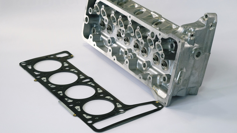 Engine head with a head gasket