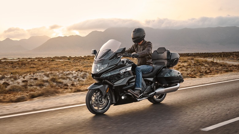 BMW K 1600 Grand America front 3/4 view dynamic image