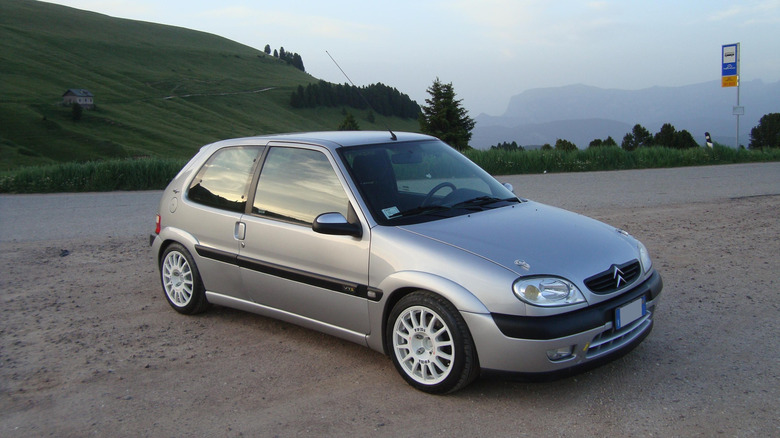 A Citroën Saxo VTS parked near a hill