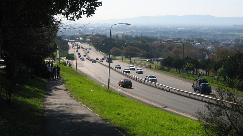 The M3 highway in Cape Town, looking north, as it passes the campus of the University of Cape Town