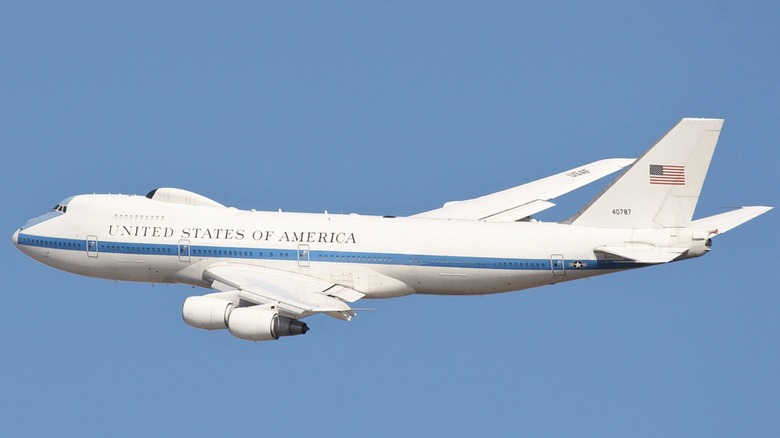 Boeing E-4B Nightwatch seen from left in flight