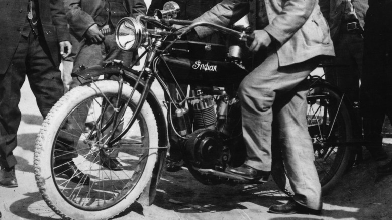 A black-and-white picture of a 1914 Indian Hendee Special motorcycle, the first with an electric starter.