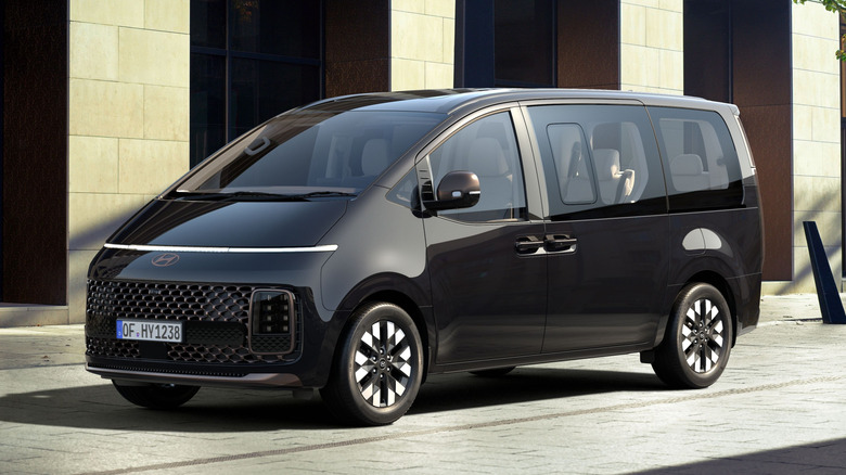 Front 3/4 of redesigned Hyundai Staria