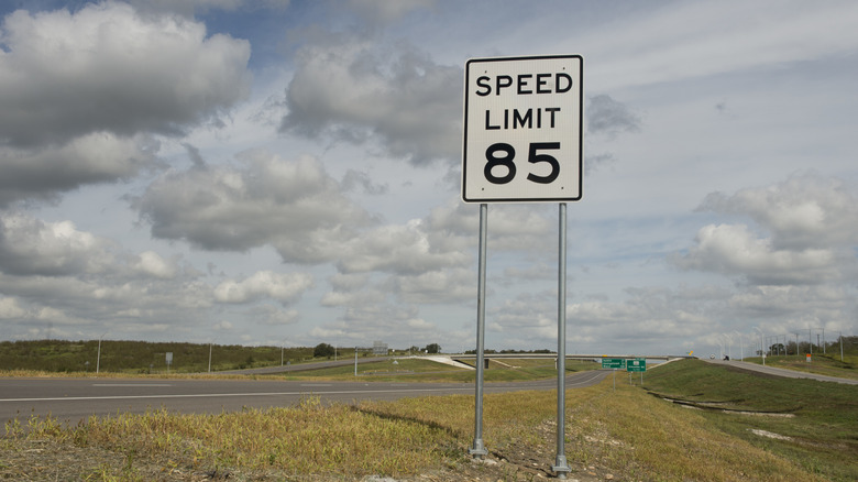 A speed limit sign in Texas, it says "speed limit 85"