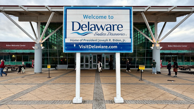 Delaware welcome sign that says endless discoveries