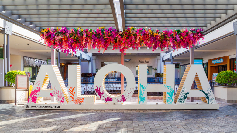 Hawaii welcome sign that says aloha