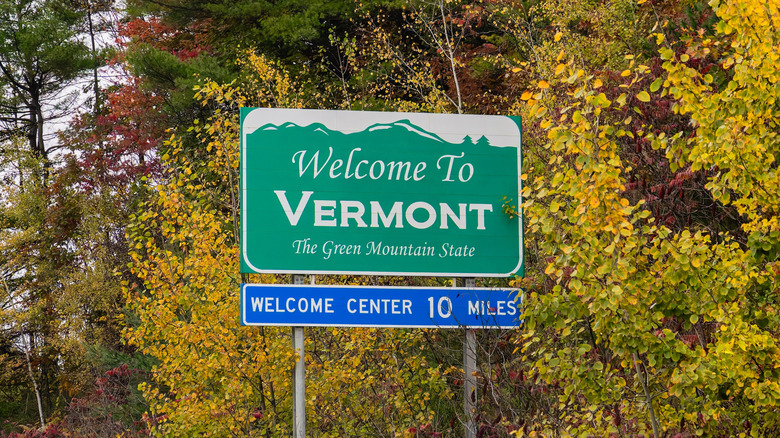 Vermont welcome sign noting a welcome center