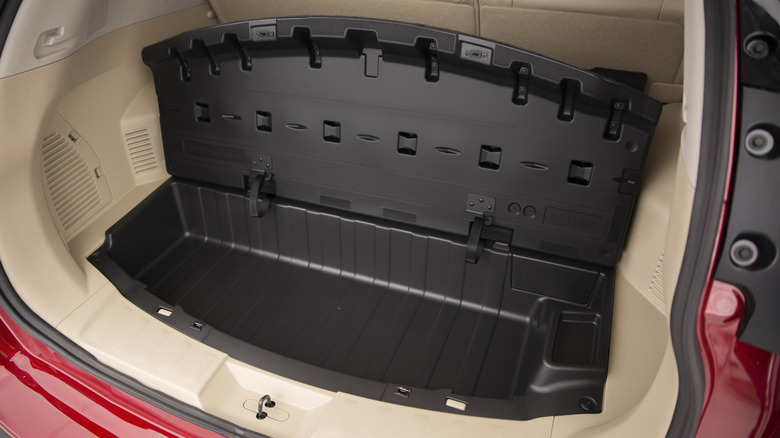 A close-up of the Nissan Rogue's "Divide-N-Hide" cargo system.