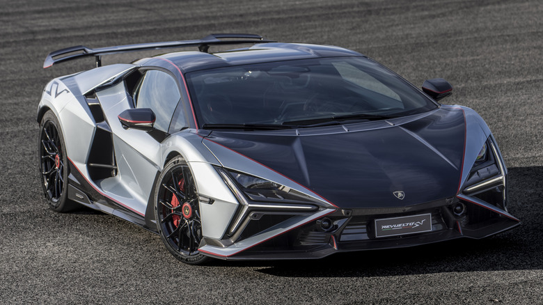 Front 3/4 view of a Lamborghini Revuelto SV
