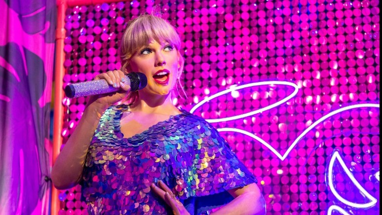 Taylor Swift singing