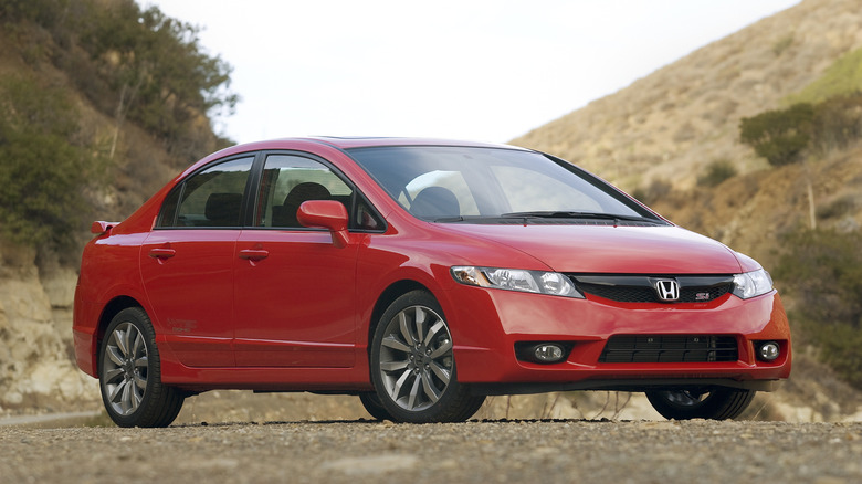 Red 2009 Honda Civic Si front 3/4 view.