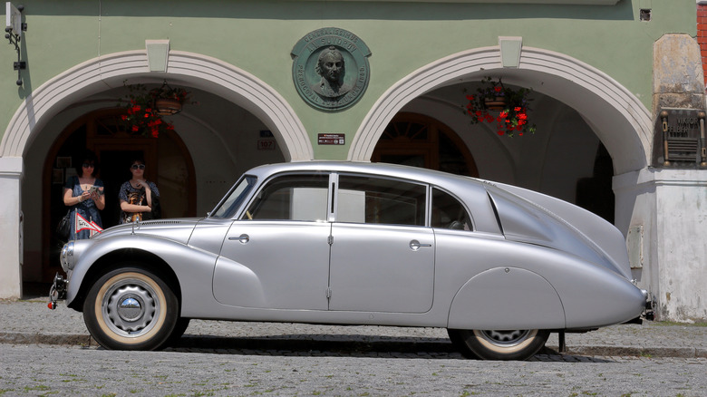 Tatra T77 side profile