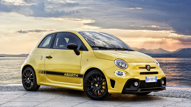 Fiat Abarth 595 Scorpion front 3/4 view