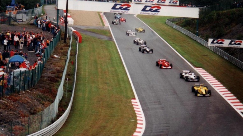 Cars approaching a curve at the 2000 Belgian Grand Prix