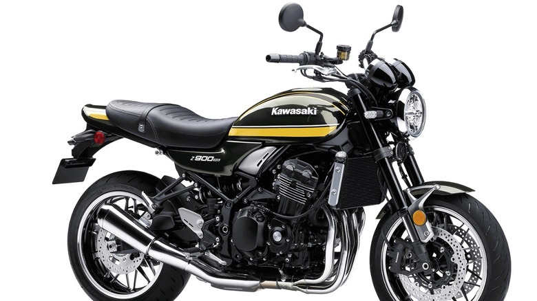 A Kawasaki Z900RS with a yellow stripe appears on a white background.