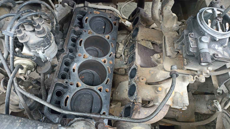 An engine is shown with cylinder head removed.