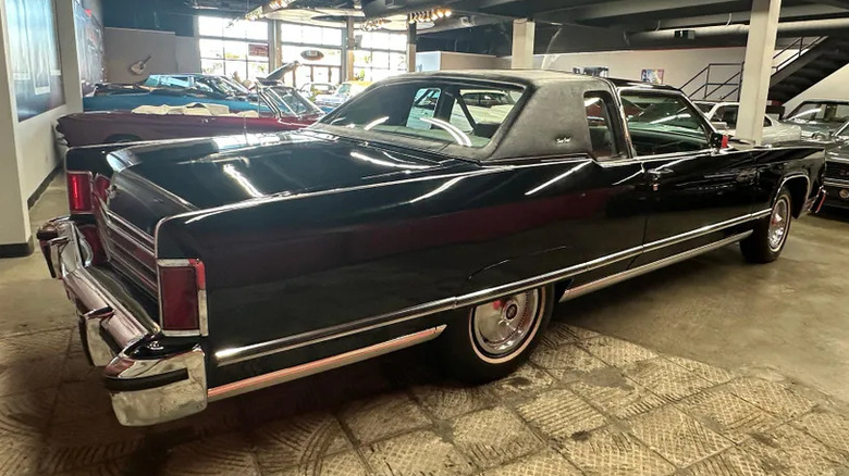 Right-side three-quarter rear view of black 1977 Lincoln Continental Town Coupe.