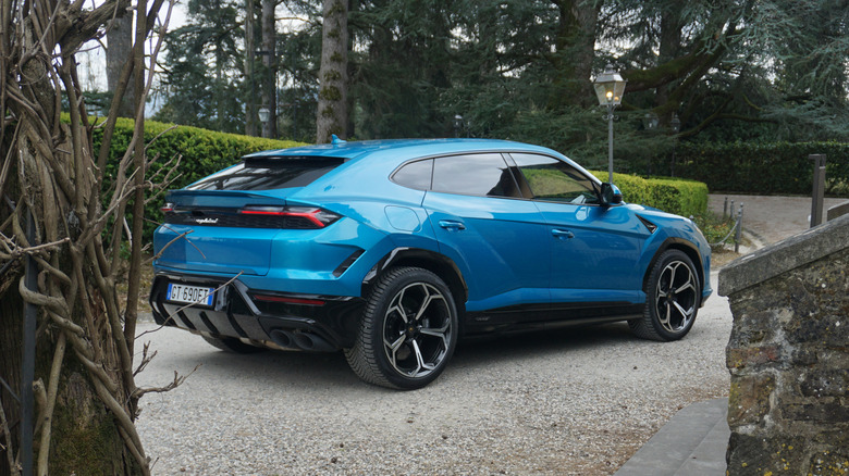 2025 Lamborghini Urus SE rear 3/4 view