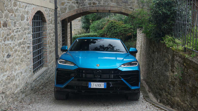 2025 Lamborghini Urus SE front view