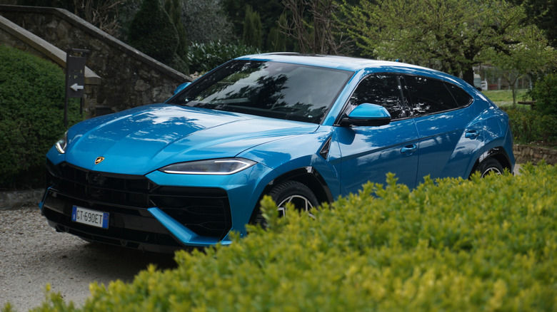 2025 Lamborghini Urus SE front 3/4 view