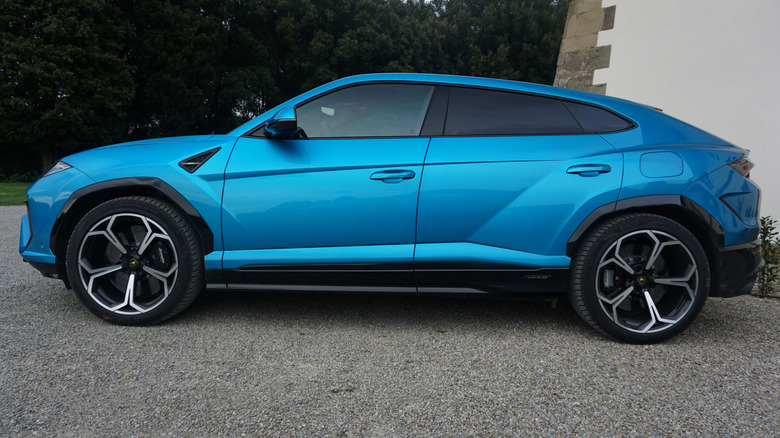 2025 Lamborghini Urus SE side view