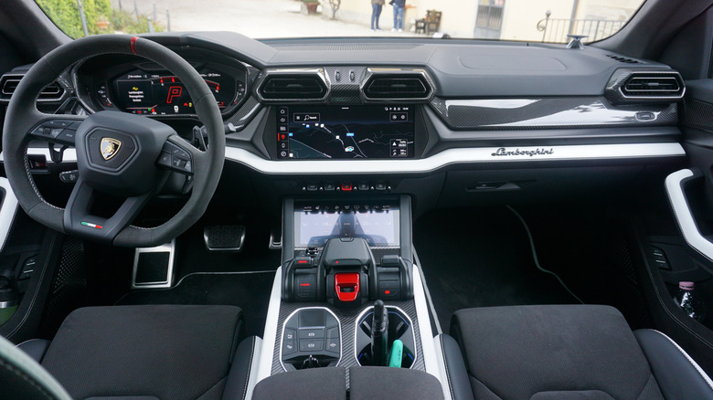 2025 Lamborghini Urus SE interior