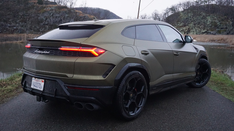 2025 Lamborghini Urus SE rear 3/4 view