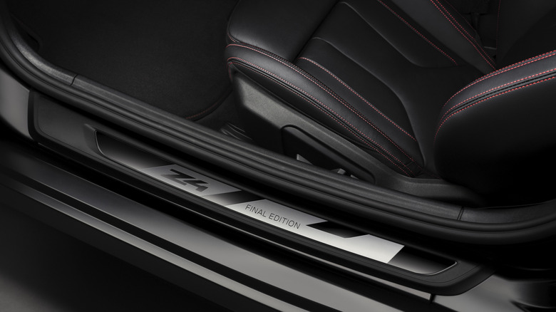 BMW Z4 Final Edition special door sill and red stitching