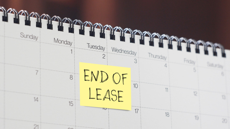 Sticky note reminder of end of lease