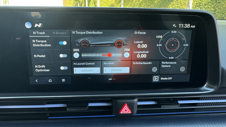 A close-up of the N Performance page showing how you select the torque distribution, G-forces, and other settings