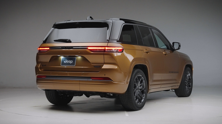 Rear 3/4 view of a 2026 Jeep Grand Cherokee
