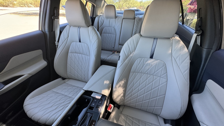 A look backmost astatine nan achromatic quilted interior of nan Sentra SL