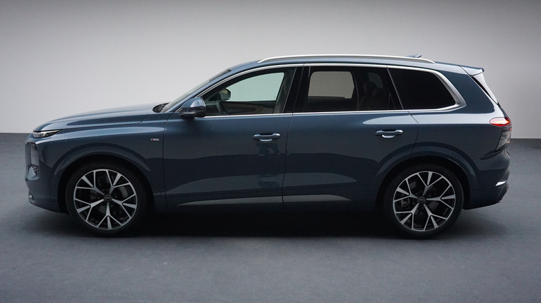 2027 Audi Q7 side view