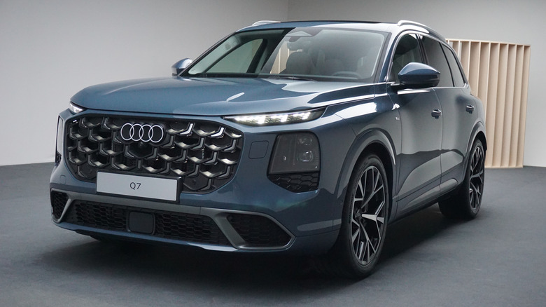 2027 Audi Q7 front 3/4 view