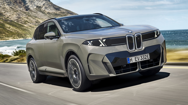 2027 BMW iX5 60 xDrive front 3/4 view