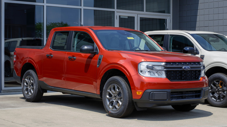Ford Maverick XLT at a dealership.