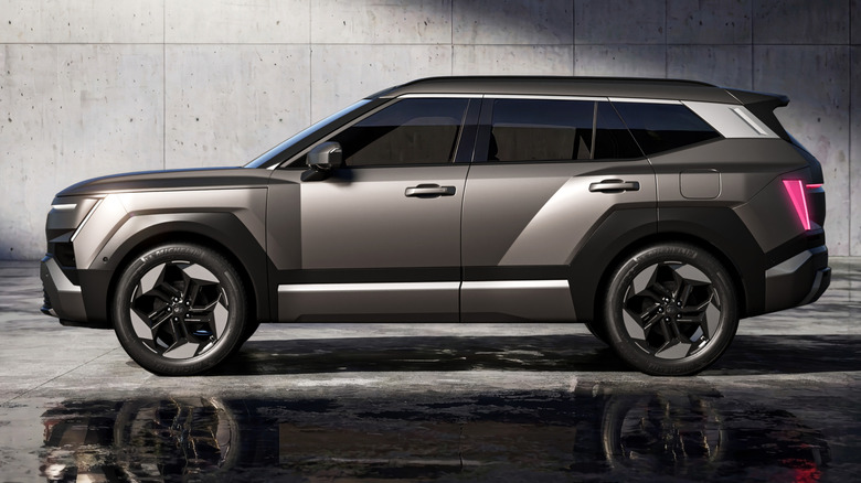 Side view of a 2027 Hyundai Tucson