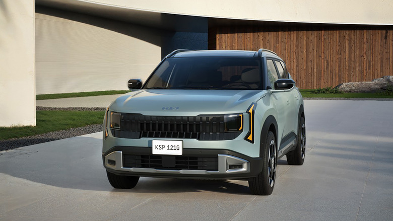 Front 3/4 view of a light green 2027 Kia Seltos