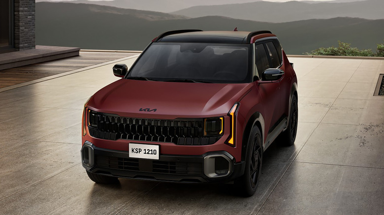 Front 3/4 view of a matte red 2027 Kia Seltos