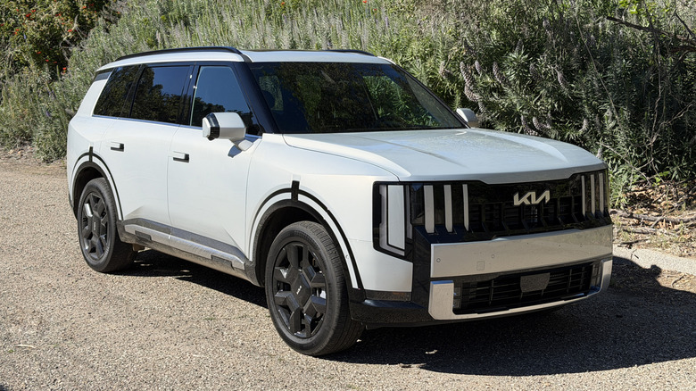 Front 3/4 view of a silver 2027 Kia Telluride
