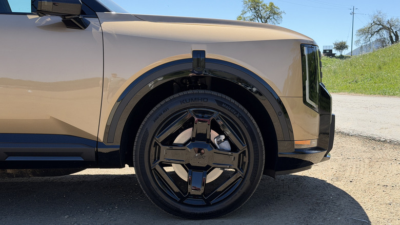 Front wheel of a beige Kia Telluride