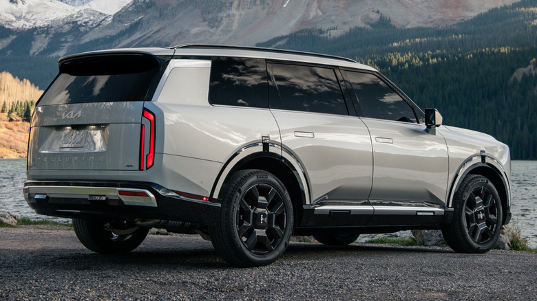 Rear 3/4 view of a 2027 Kia Telluride