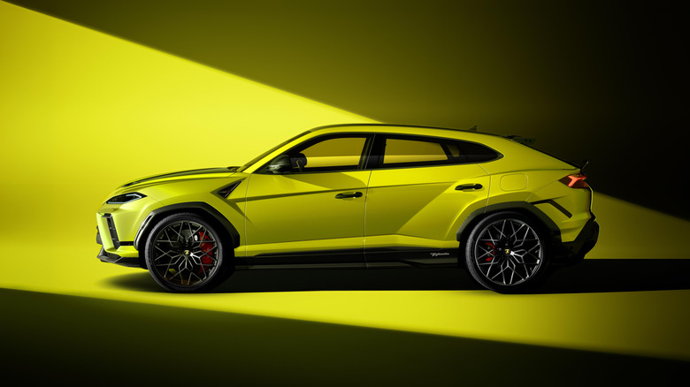 The 2027 Lamborghini Urus SE Performante in Giallo Crius side profile.