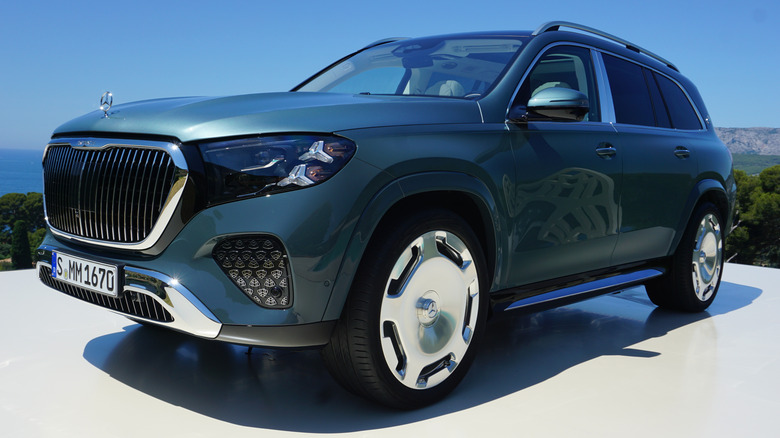 2027 Mercedes-Maybach GLS680 front 3/4 view