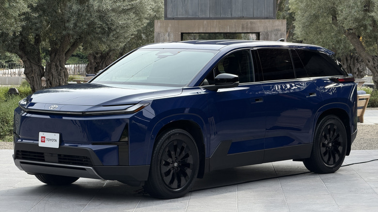 Front 3/4 view of a blue 2027 Toyota Highlander