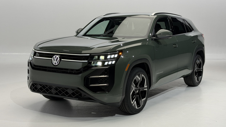 Front 3/4 view of a green 2027 Volkswagen Atlas