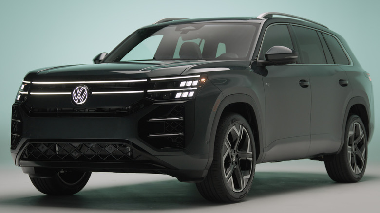 2027 Volkswagen Atlas front 3/4 view