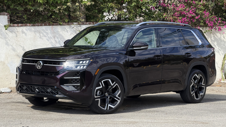 Front 3/4 view of a purple 2027 Volkswagen Atlas