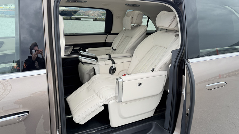 Second row seats in a Mercedes-Benz VLE Exclusive Line