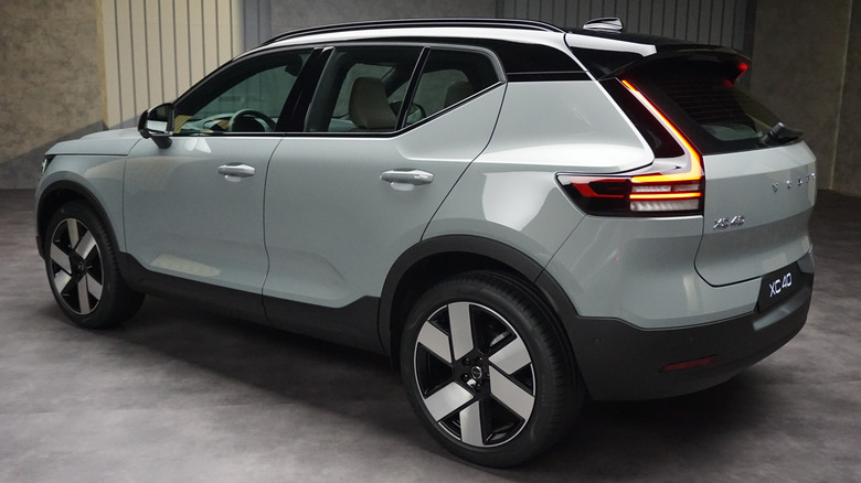2028 Volvo XC40 rear 3/4 view